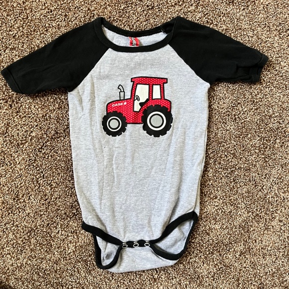 8-Piece Bundle: 7 Short-Sleeved Onesies, 1 T-shirt, Size 18 Months, Carter’s etc - Picture 9 of 10